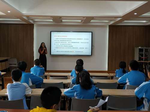 郑州六中专职心理老师张佩为同学们做培训
