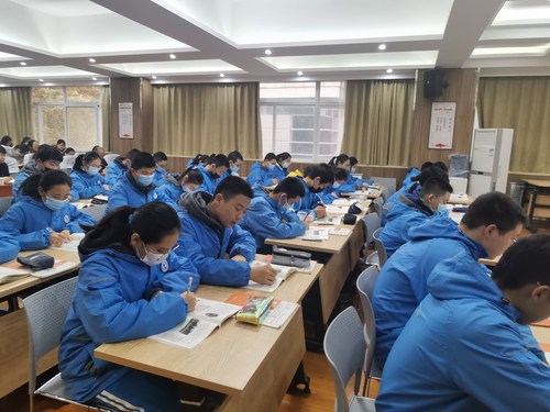 郑州市第六初级中学八年级学生基于问题进行自主学习