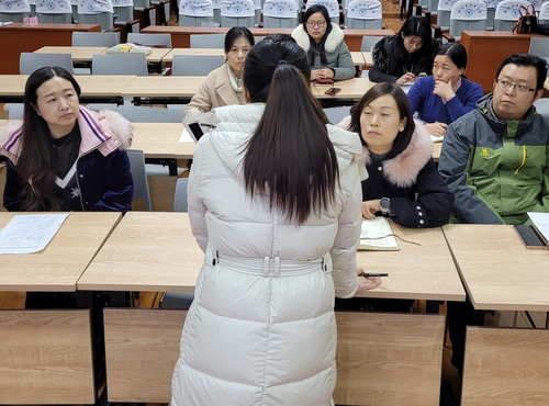 中层以上干部认真聆听并做记录