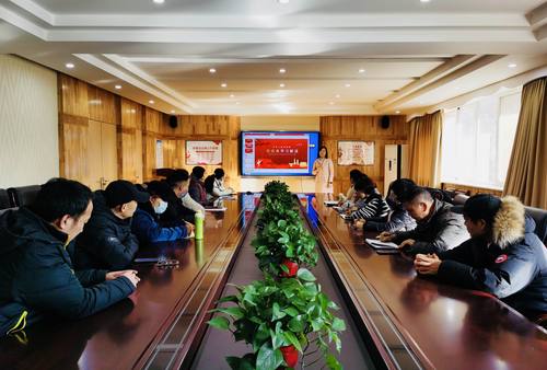 学校行政人员认真开展学习活动