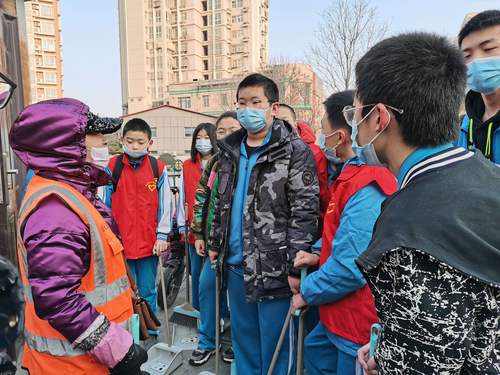 同学们听从社区工作者安排分工