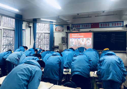 鞠躬致敬英雄