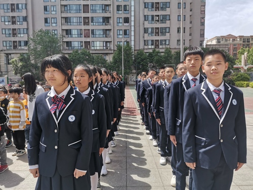 3郑州市第六初级中学七年级2班学生吟诵《少年中国说》