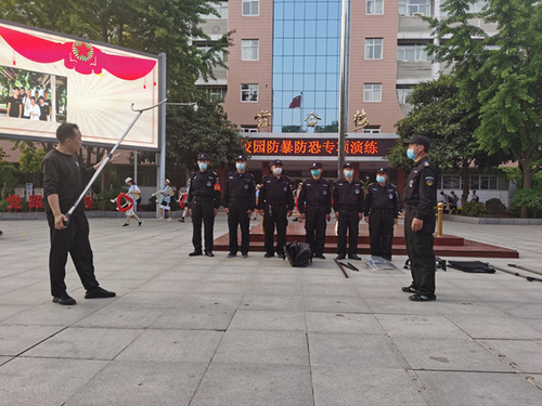 1保安队长胡新伟对各种防暴器材的使用方法进行现场演示