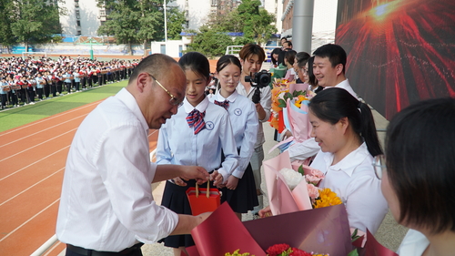 6党总支书记王钧代表学校为班主任送上节日贺卡