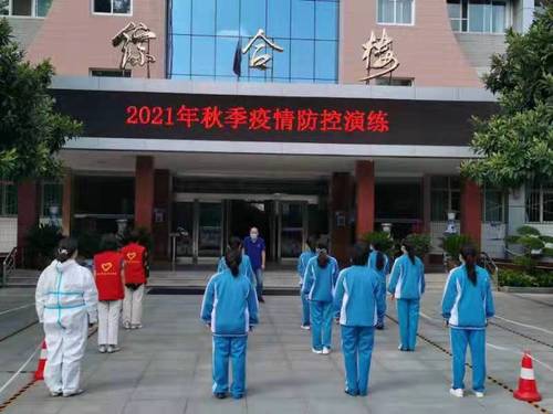 校党总支书记王钧培进行演练动员