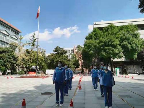 进入校园保持间距