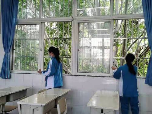 进入教室开窗通风