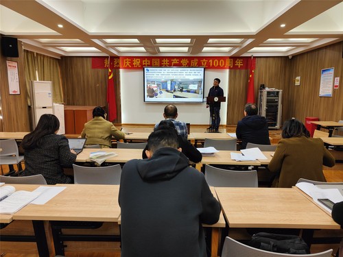 郑州市第六初级中学九年级负责人王易文谈毕业年级落实“双减”