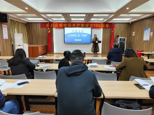 郑州市第六初级中学副校长李丹对各部门的发言进行总结点评