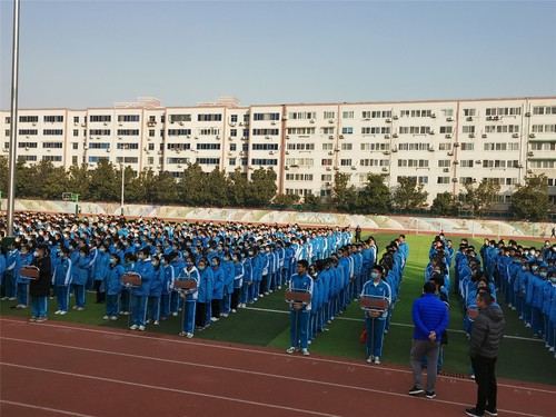 郑州市第六初级中学2021—2022学年上期过程性评价表彰大会在学校操场举行