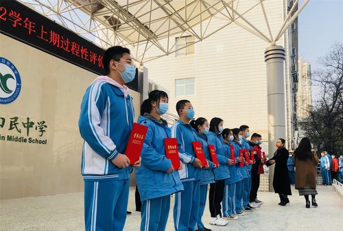 郑州市第六初级中学副校长李丹为“乐团优秀生”颁奖