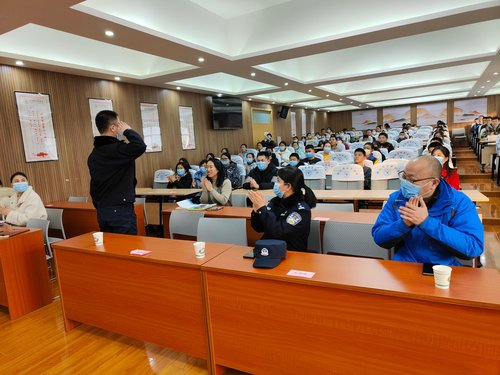 金水区反虚假信息诈骗中心黄靖警官一行来到郑州市第六初级中学报告厅，受到师生热烈欢迎