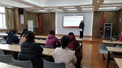 支部党员认真学习文件精神