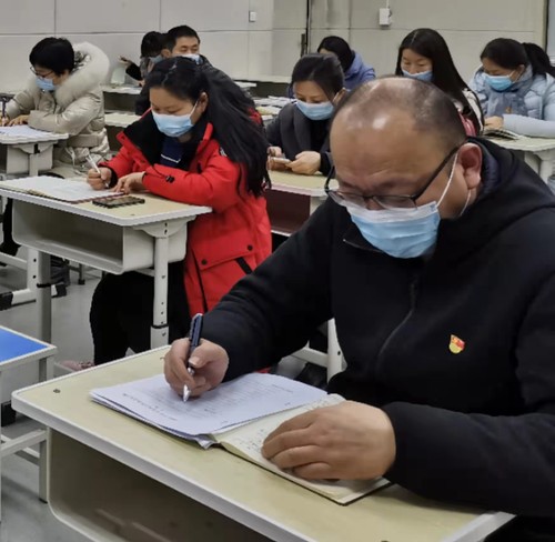 党总支书记王钧以普通党员身份参加组织生活会