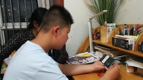 学生及家长参加线上家长会1