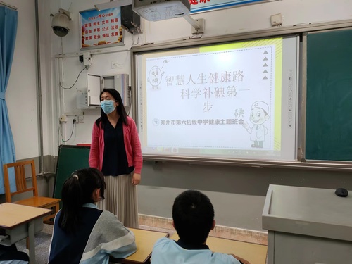 班主任郑凌云带领同学们认真学习