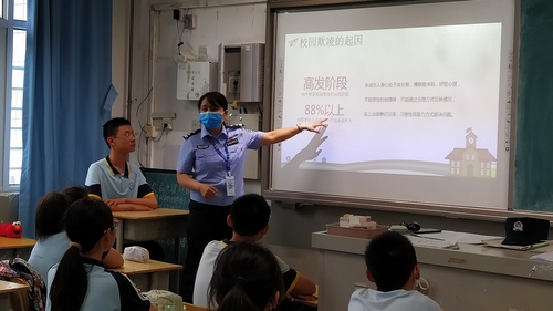 人民路派出所黄燕警官为同学们深入分析校园欺凌的起因