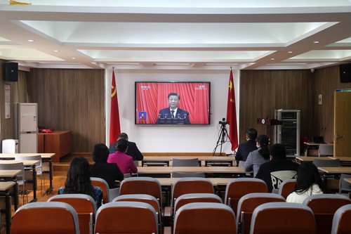 10月16日上午，郑州市第六初级中学领导干部在学校综合楼报告厅观看党的二十大开幕式