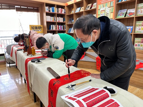 教师挥毫泼墨