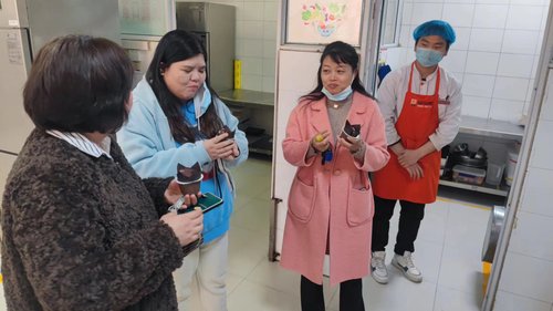 家长品尝餐厅蛋糕