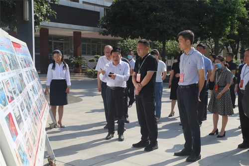 视察组查看学校普法教育活动展板