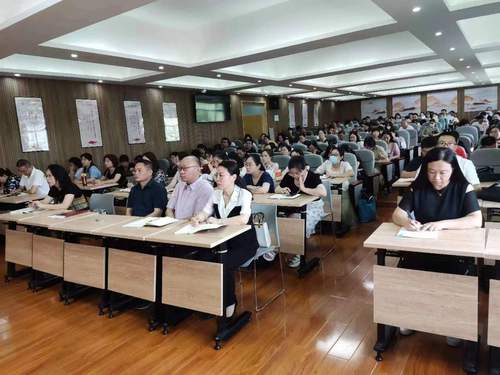 郑州市第六初级中学全体教师参加开班仪式